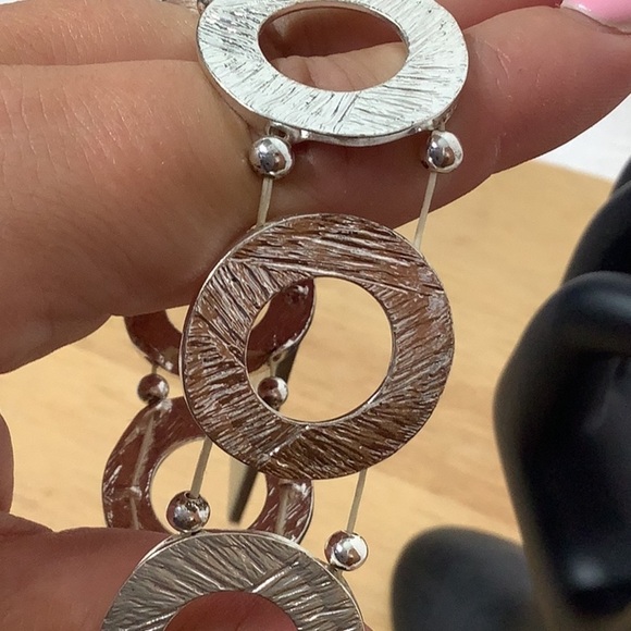 Relativity NEW - hammered silver colored stretchy bracelet - timeless - Picture 6 of 7